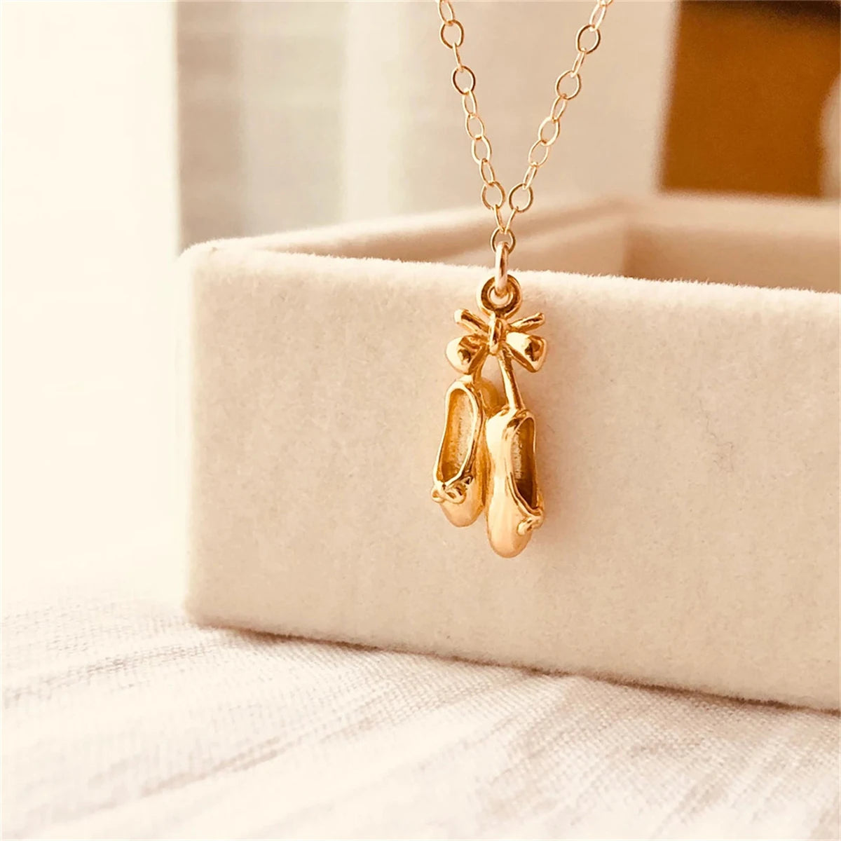 colar pingente bailarina dourado