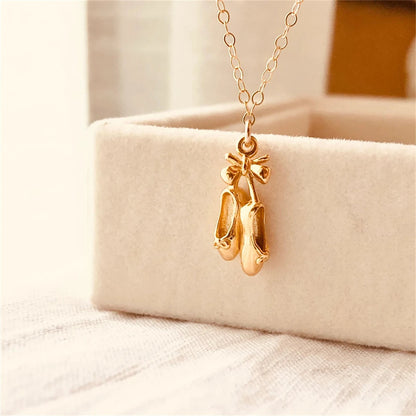 colar pingente bailarina dourado